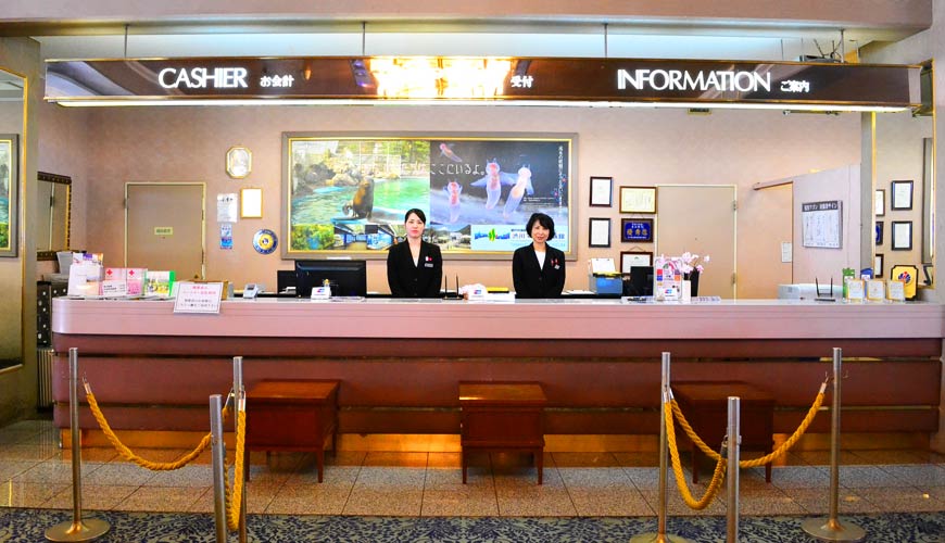 日本岡山離直島最近的溫泉飯店:「瀨戶內鑽石濱海飯店」櫃檯"
