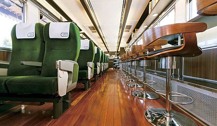 岡山出發乘坐JR觀光列車「La Malle de Bois」車內