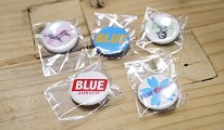 在「丹寧之父」石橋秀次在2016年創立的牛仔褲品牌「BLUE SAKURA」店內消費可獲的