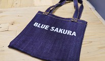 在「丹寧之父」石橋秀次在2016年創立的牛仔褲品牌「BLUE SAKURA」店內消費滿1萬日圓可獲的BLUE SAKURA原創牛仔布購物袋
